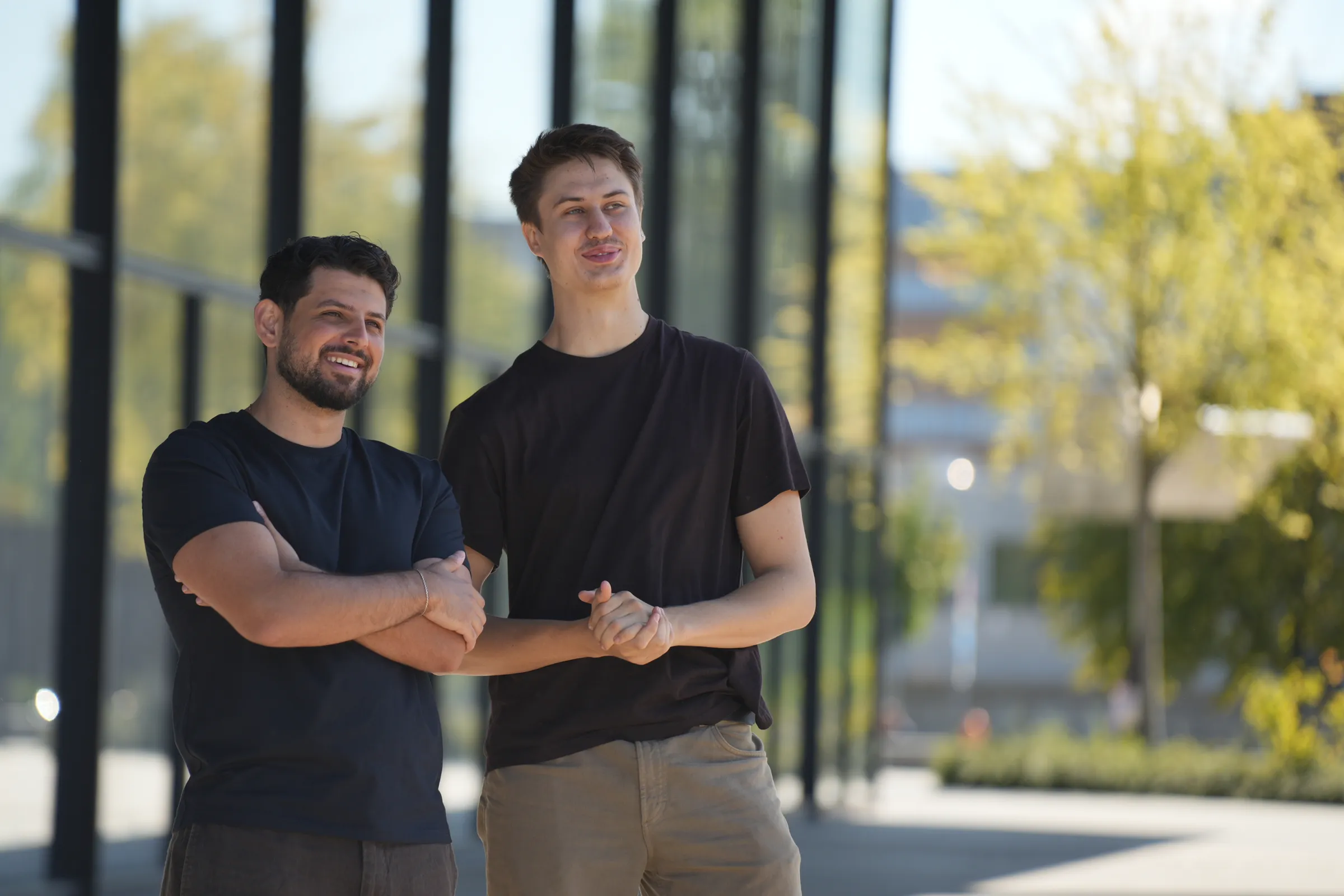 Marlin Klag und Majd Noameh vor einer Glasfassade